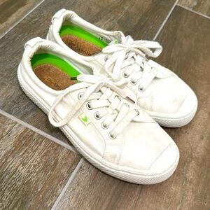 Cariuma OCA Low Canvas Sneaker (7.5 women)